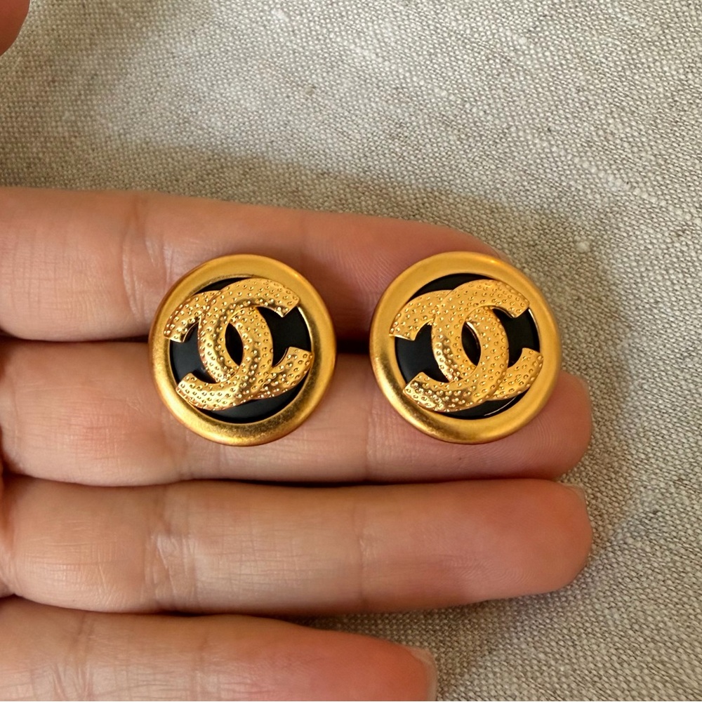 💛🖤Chanel Vintage Black & Gold CC Button Earrings🖤💛 - Picture 9 of 10